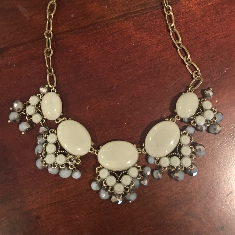Pretty chunky necklace! Grey purple flower design